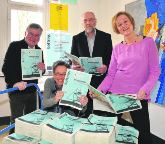 Uwe Dorow, Dr. Katja Hesmer, Christian Haarmann und Christiane Dahlkamp stellen das neue Programm der Volkshochschule vor.