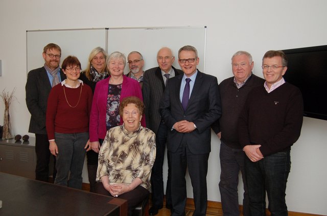 Der Lions Club hat jetzt die Reinerlöse aus dem Verkauf des Halterner Adventskalenders an drei Halterner Organisationen übergeben können. V.l.n.r.: Willi Grave (Caritasverband), Dr. Reinhild Tuschewitzki (pro anima), Gerlinde Block (pro anima) ,Hildegard Smektala (Behinderte wohnen in Haltern), Ulrich Müller (Behinderte wohnen in Haltern) Hermann Lambernd, Manfred Dyba, Harald Zahn, Reiner Wille (alle Lions-Club), sitzend im Vordergrund: Meta Rentzsch (Förderverein Khayelitsha Haltern)