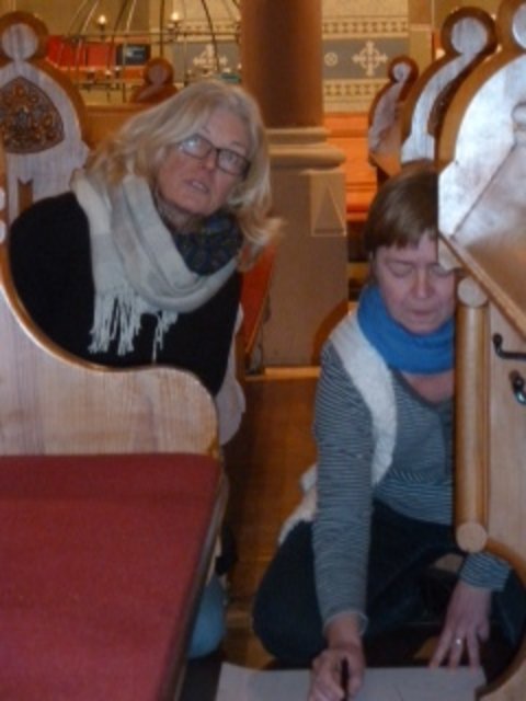 Beim Zeichnen nehmen die Schüler/innen schon mal zwischen den Kirchenbänken Platz. | Foto: Susan Reckermann
