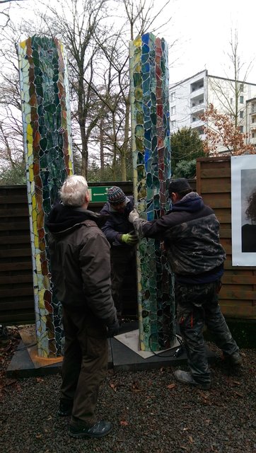 Routiniert und eingespielt sind die Helfer von Doc Davids (li.) beim Aufstellen seiner Glaskunstwerke