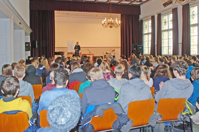 In der voll besetzten Aula erzählte Karsten Berndt von seiner Flucht, der Festnahme und auch von der Zeit nach dem Mauerfall.