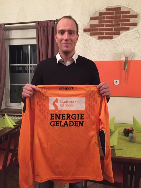 Neuer Torhüter beim SC Hennen wird Alexander Schmale (26 Jahre), der lange Zeit beim FSV Werdohl (Landesliga) spielte, im Sommer 2013 in die Oberliga zum TuS Ennepetal wechselte und seit Sommer 2014 vereinslos ist. Die Verpflichtung war aufgrund der kurzfristigen und unerwarteten Rückkehr von Timo Querner zu Borussia Dröschede erforderlich geworden.