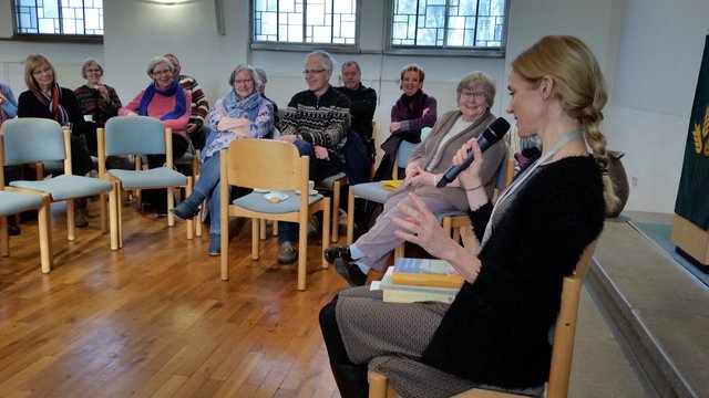 Pfarrerin Leona Holler stellte gleich zwei Lieblingsbücher vor - zur Freude der interessierten ZuhörerInnen.