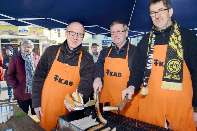 Die Mitglieder der KAB – hier im Bild v.l.n.r. Reinhard Moldenhauer, Heinz Pränger und Martin Schulte – grillten Bratwürstchen und verkauften diese für den guten Zweck.