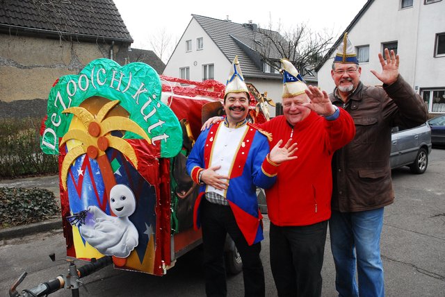 Bereit zu trecke: Andreas Niemann, Ulrich Voss und Siegfried Meuter (v. l.) vom Bürgerverein Mörsenbroich freuen sich auf den stadtteilübergreifenden Zoch und viele Besucher.