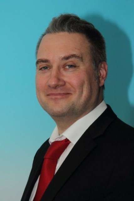 "Nach Berechnungen der Initiative Vermögensteuer jetzt! würde eine Steuer von einem Prozent auf das Nettovermögen (nach Abzug von Schulden) oberhalb eines Freibetrags von 1 Millionen Euro etwa 20 Milliarden Euro im Jahr einbringen. Diesen Betrag benötigen die öffentlichen Haushalte dringend auch für Investitionen in Schulen und Straßen.", so das Ratsmitglied Carsten Klink (DIE LINKE).