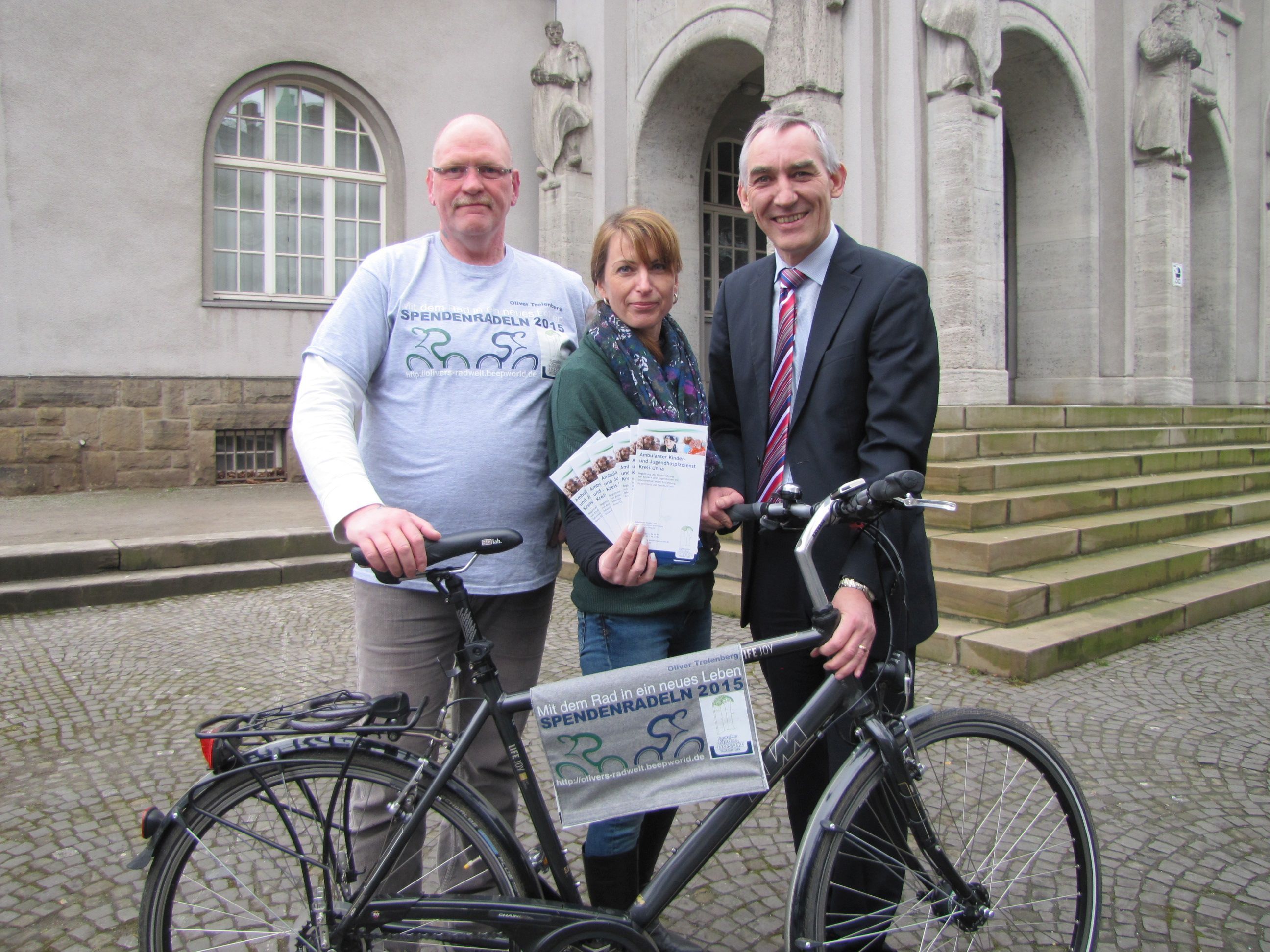 Oliver Trelenberg (l.) mit Lebensgefährtin Gudrun Kühn und Schirmherr des Spendenradelns Heinrich Böckelühr. Foto: Stadt Schwerte