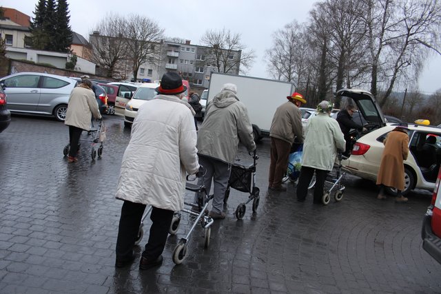 Die Rolli-Karavane auf dem Weg zum Taxi