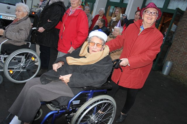 Die Halle leert sich. Alle 500 Gäste wollen gleichzeitg nach Hause