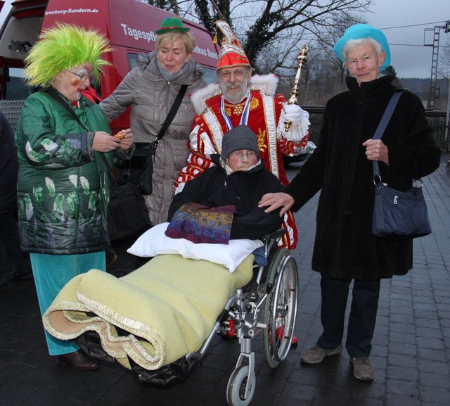 Mit Tansportfahrzeugen werden einige Gäste gebracht. Der Prinz der HÜKAGE begrüßt sie persönlich. ine tolle Geste