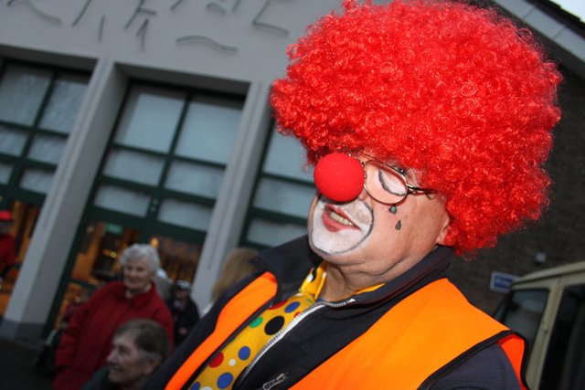 Clowns regeln den Verkehr