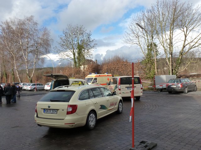 Immer mehr Taxen und kranken-Transporter fahren vor.