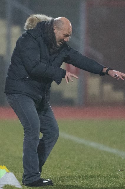 CSV-Trainer Frank Benatelli engagiert an der Außenlinie.