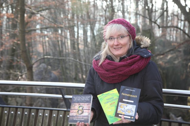 Buchladen-Inhaberin Silke Schulenburg mit den Romanen von Kathrin Heinrichs, die teilweise auch im Sauerlandpark und angrenzenden Felsenmeer spielen.