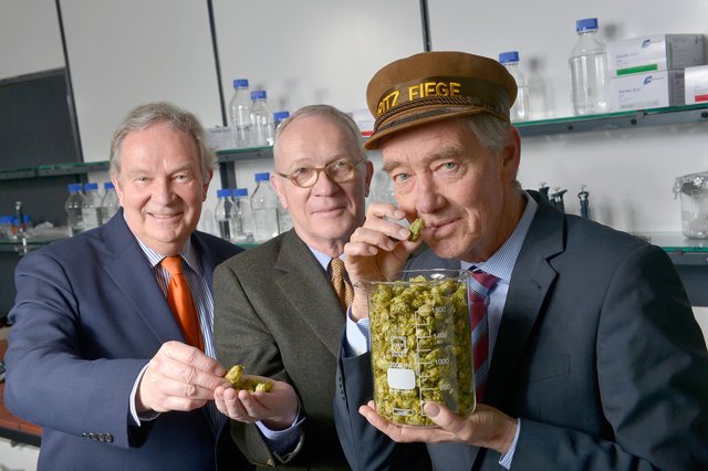 Schnuppern am Aroma-Hopfen: Jürgen und Hugo Fiege zusammen mit Prof. Dr. Dr. Hanns Hatt (v.l.n.r.) im Labor des Lehrstuhls für Zellphysiologie der Ruhr-Universität Bochum.