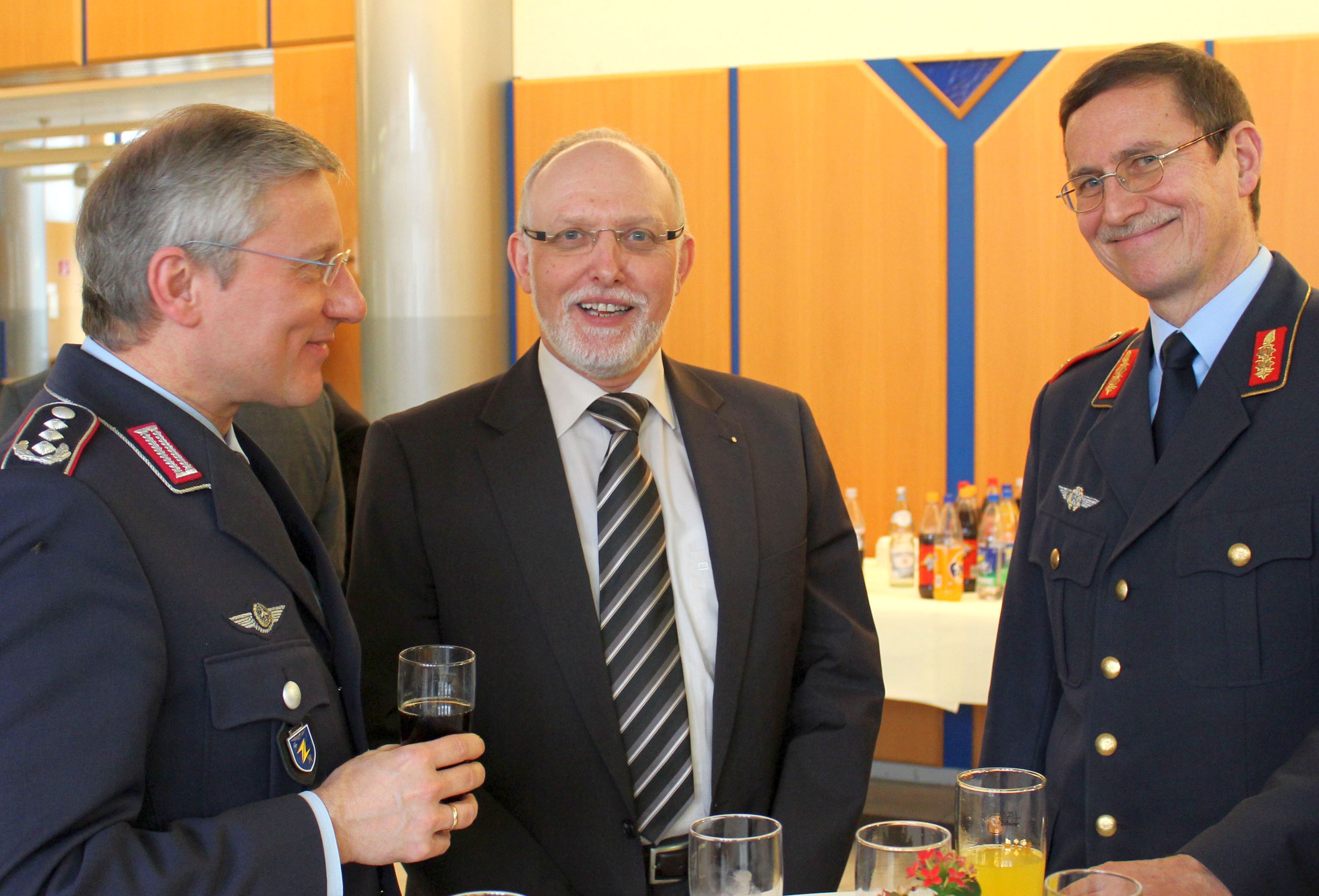 Kalkars Bürgermeister Gerhard Fonck im angeregten Gespräch mit ranghohen Offizieren des Standortes