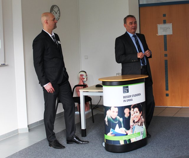 Bürgermeister Werner Kolter und Campusleiter Christian Kunert eröffnen gemeinsam den Tag der offenen Tür am Hochschulcampus Unna. Fotos (2): privat