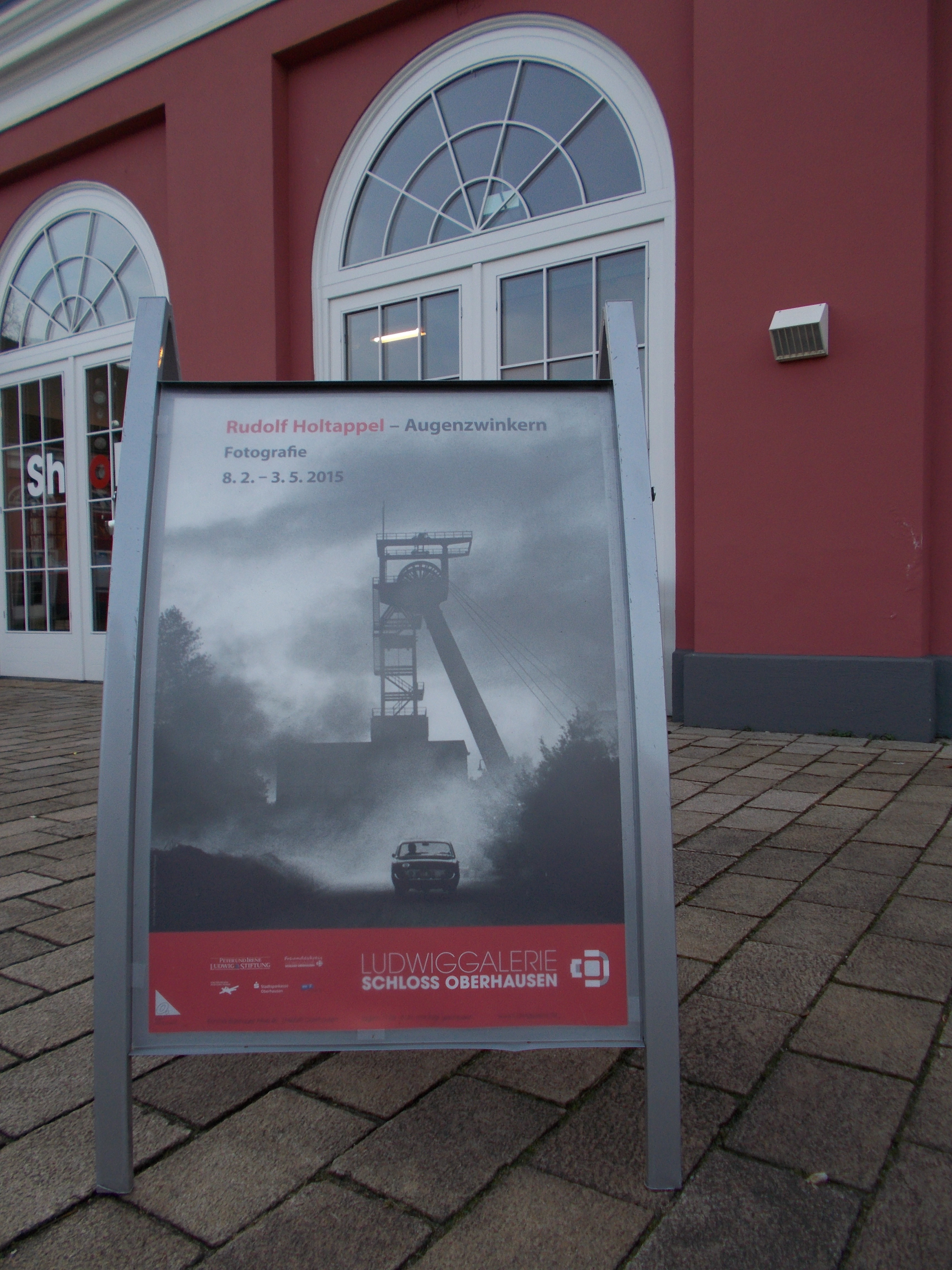 Ausstellungsplakat mit typischem Holtappel-Motiv
