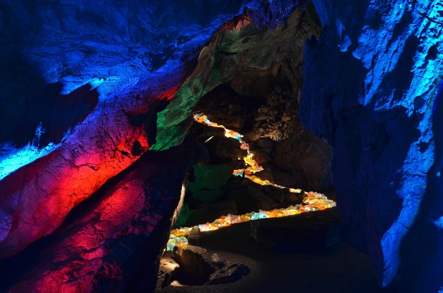 Die an sich schon spannende Tropfsteinwelt der Dechenhöhle strahlt zurzeit wieder in einem ganz besonderen Licht.