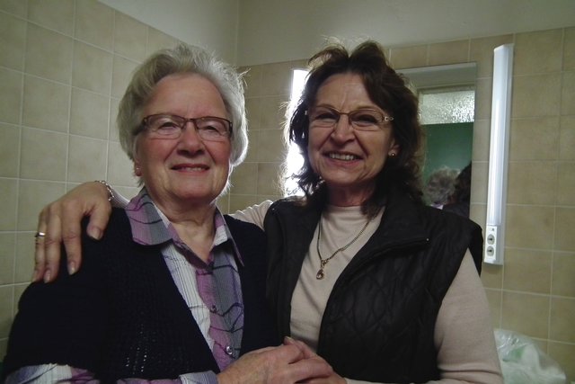 Rosel Kuhn bei Jutta Nölle in der Maske.