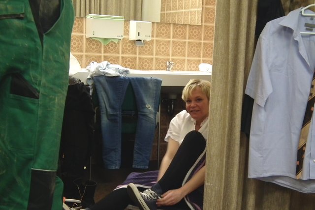 Hier zieht sich Meike Graefen für ihre Rolle zur "Frederike" um.