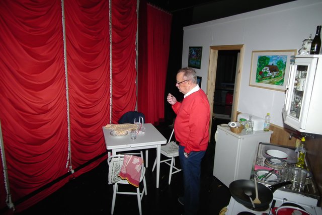 Uli Krowinus sieht sich auf der Bühne um.