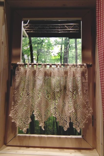 Das Fenster ist "echt" und die Gardine wirklich dreckig.