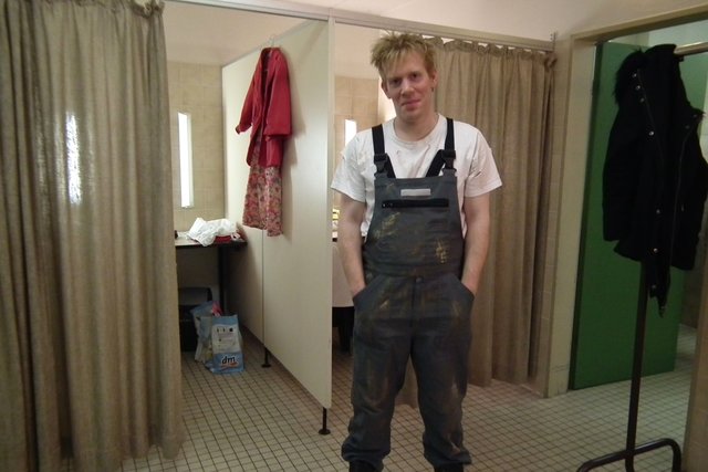 Christian Vonderbank wartet darauf, geschminkt zu werden.