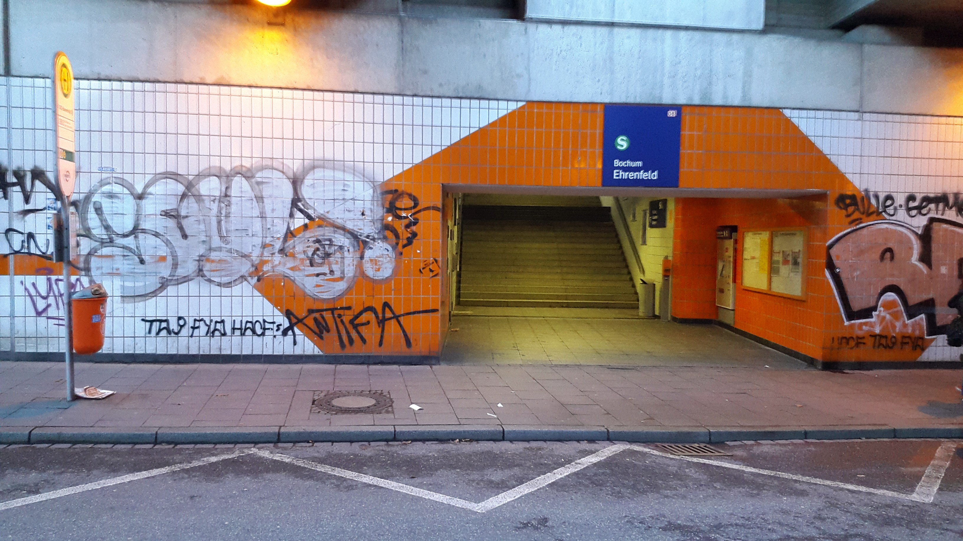 Zugang zum S-Bahnhof Ehrenfeld mit Graffiti beschmiert, ab Treppenaufgang wird's sauberer