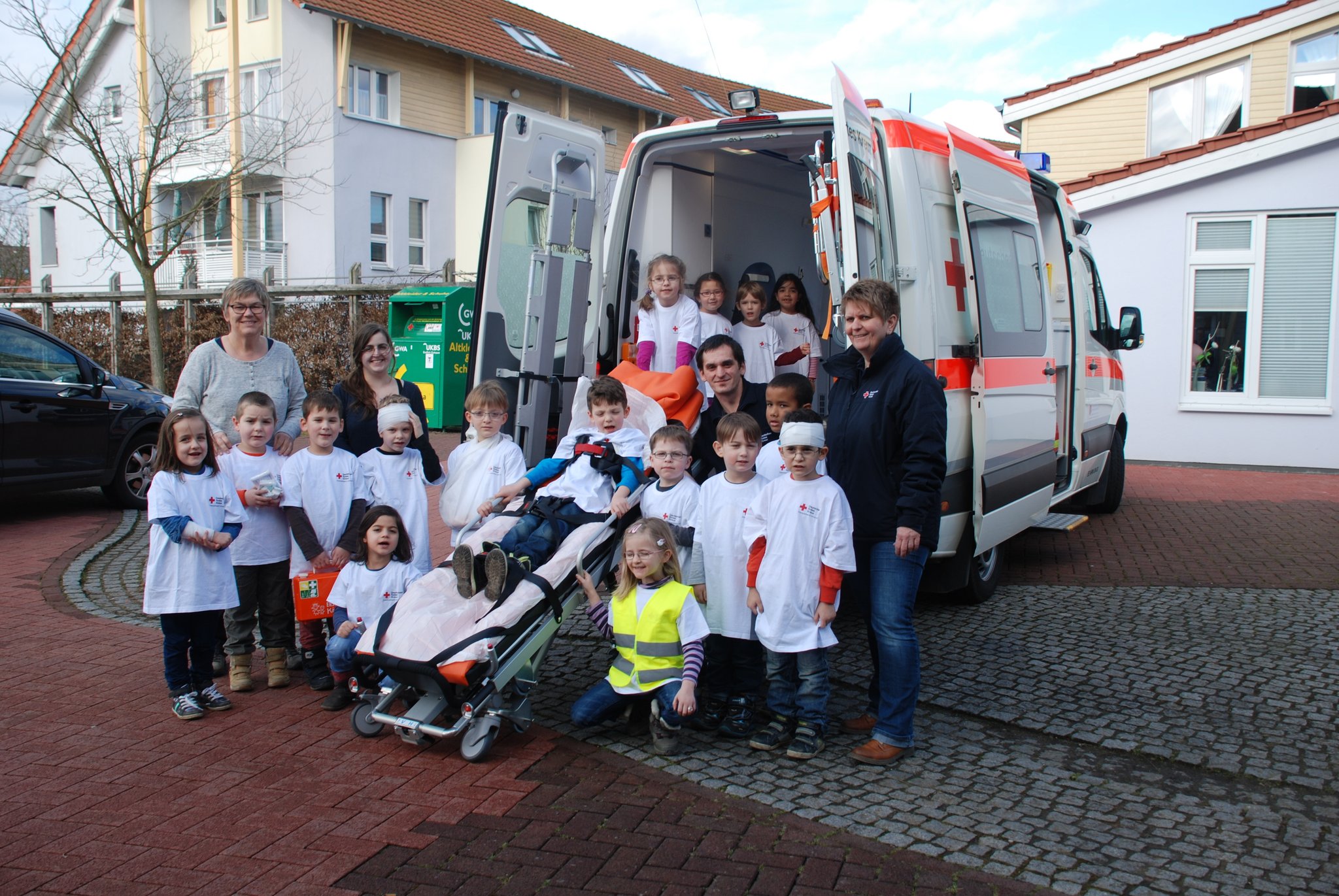 Erste Hilfe für die Kleinen: Rettungswagen ist Highlight im