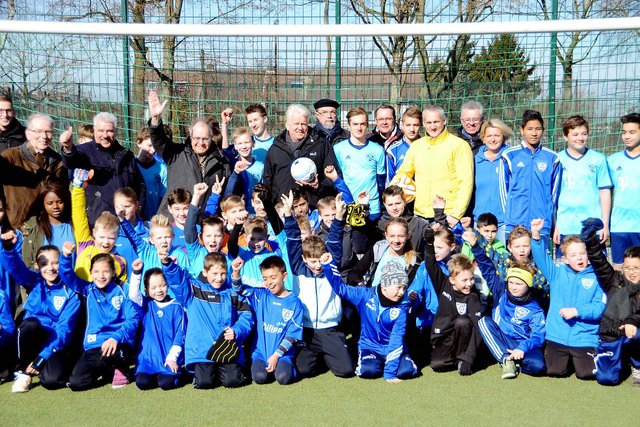 Jubelstimmung herrschte beim Wambeler SV jetzt weniger über die aktuelle sportliche Situation der ersten Fußball-Herrenmannschaft in der Kreisliga B als über die offizielle Einweihung der neuen Kunstrasenanlage an der Sendstraße. Mit dem WSV um den Vereinsvorsitzenden Klaus Halberstadt, Seniorenfußball-Chef Mirco Skoruppa und Jugendleiter Christian Rogalla freuten sich Oberbürgermeister Ullrich Sierau und diverse Festgäste aus Politik, Verwaltung, Verband etc. | Foto: Günther Schmitz