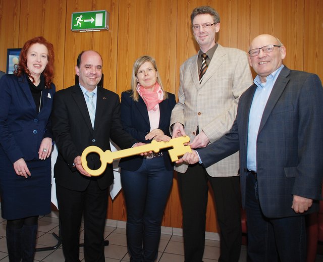 Bei der symbolische Schlüsselübergabe für das neue Dialysezentrum im Hellmig-Krankenhaus in Kamen freuten sich (v.l.)  Krankenhausdirektorin Susanne Behrendt,  (2.v.l.), Geschäftsführer Michael Kleinschmidt, Christiane Pätzold und Georg Wirtz von Diavital und der stellvertretende Bürgermeister der Stadt Kamen, Manfred Wiedemann.