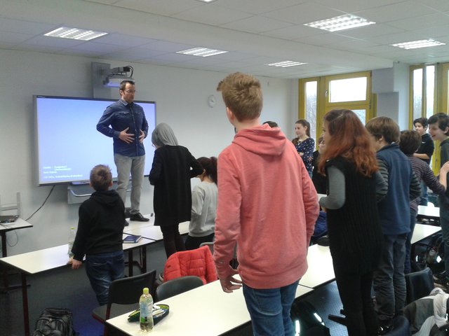 Ungewöhnliche Klassensituation am Geschwister-Scholl-Gymnasium: Der Lehrer steht auf dem Pult, die Schüler auf den Stühlen.