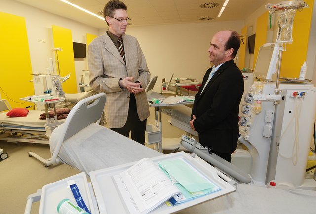 Diavital-Geschäftsführer Georg Wirtz (l.) und Michael Kleinschmidt, Geschäftsführer des Klinikums Westfalen beim Gang durch die Räume des neuen Dialysezentrums.