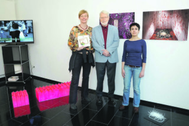 Im Foyer des RWE Towers sind neben anderen auch Arbeiten Emine Ercihan (r.) zum Thema Tafel ausgestellt. Die Tafel, hier vertreten durch Vorstand Horst Röhr (Mitte) hatte das Projekt angestoßen, Daniela Berglehn saß in der Jury. | Foto: Schmitz