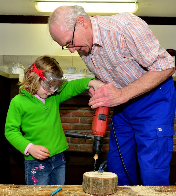 Für die Wespen gab es Löcher in der Baumscheibe. Foto: Krusebild