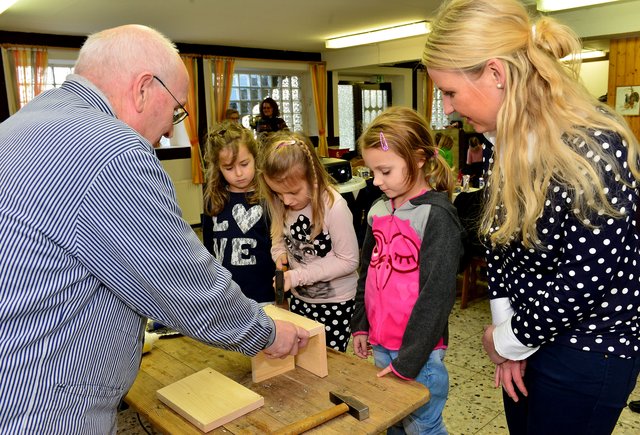 Spass hatten die Kinder beim leimen, schrauben und hämmern. Foto: Krusebild
