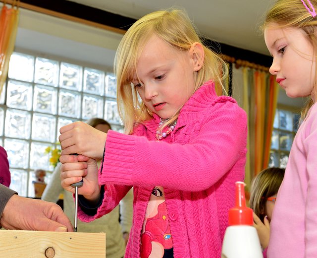 Spass hatten die Kinder beim leimen, schrauben und hämmern. Foto: Krusebild