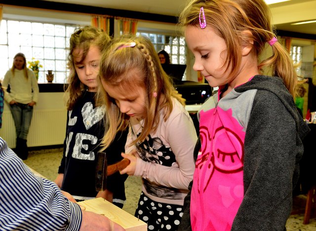 Spass hatten die Kinder beim leimen, schrauben und hämmern. Foto: Krusebild
