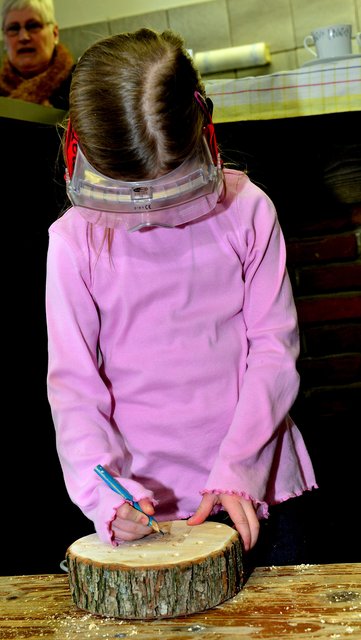 Für die Wespen gab es Löcher in der Baumscheibe. Foto: Krusebild