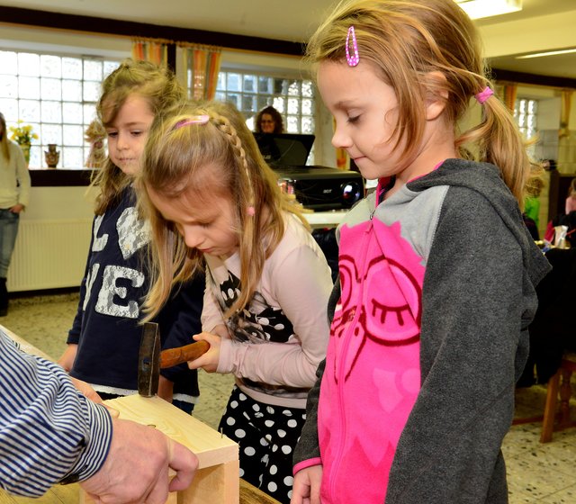 Spass hatten die Kinder beim leimen, schrauben und hämmern. Foto: Krusebild