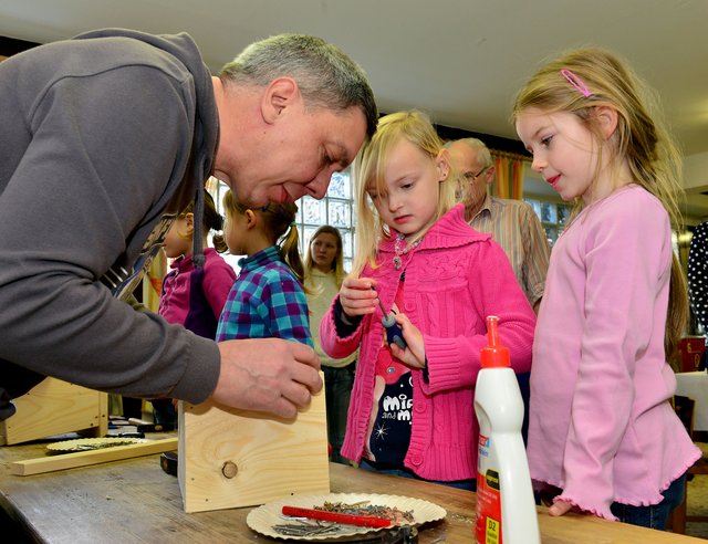 Spass hatten die Kinder beim leimen, schrauben und hämmern. Foto: Krusebild