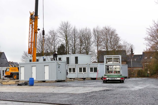 Mittlerweile ist das Flüchtlingsdorf längst fertig gestellt. Hier ein Bild vom Aufbau in der letzten Februarwoche.