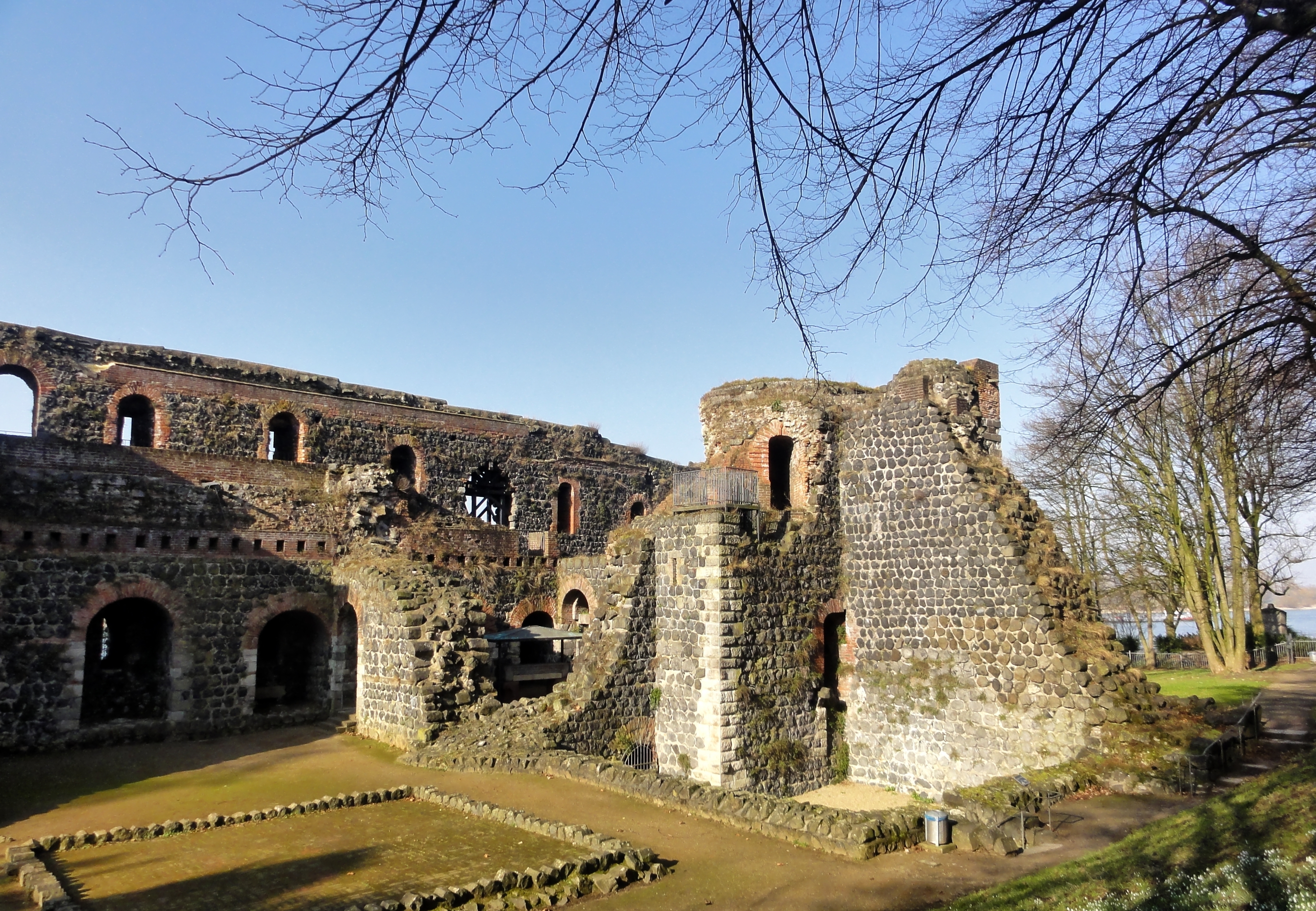 Ruine der Kaiserpfalz, errichtet ab 1174 unter Kiaser Friedrich Barbarossa, Blick nach Nordwesten