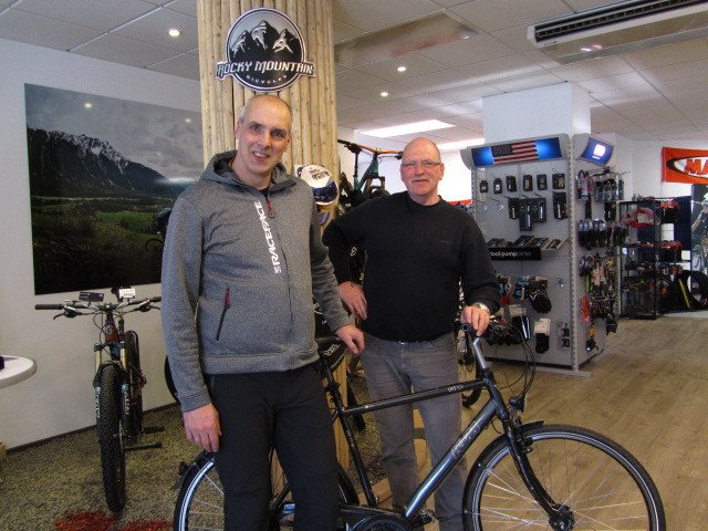Oliver Trelenberg (r.) und Andre Walter aus Herdecke, der das Rad für die Spendentour fit gemacht hat. Foto: privat