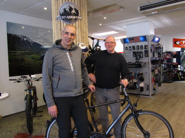 Oliver Trelenberg (r.) und Andre Walter aus Herdecke, der das Rad für die Spendentour fit gemacht hat. Foto: privat