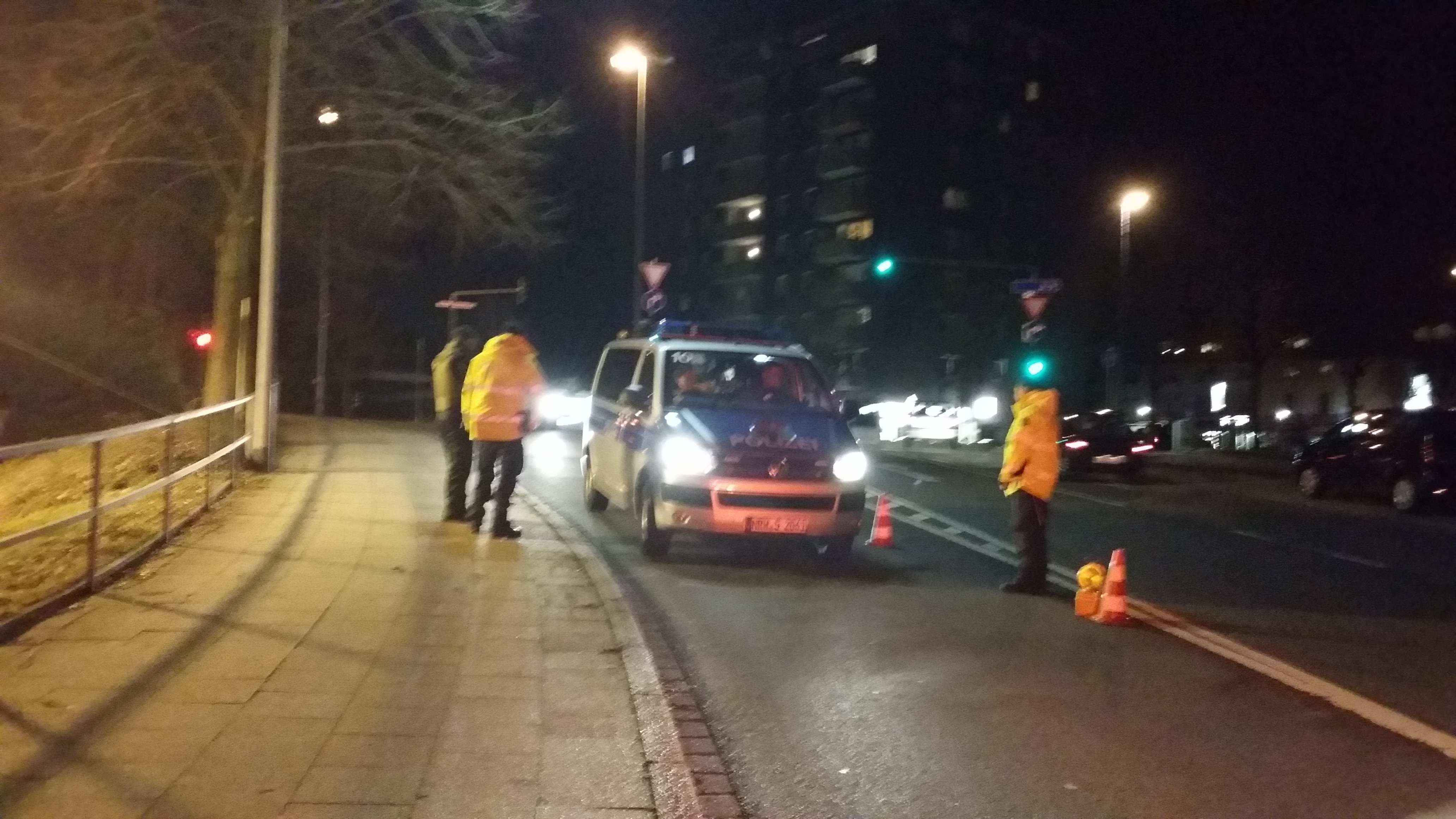 An der Poststraße wird jedes Auto, das in Richtung Innenstadt fährt, von Polizisten angehalten. Foto: Dabitsch