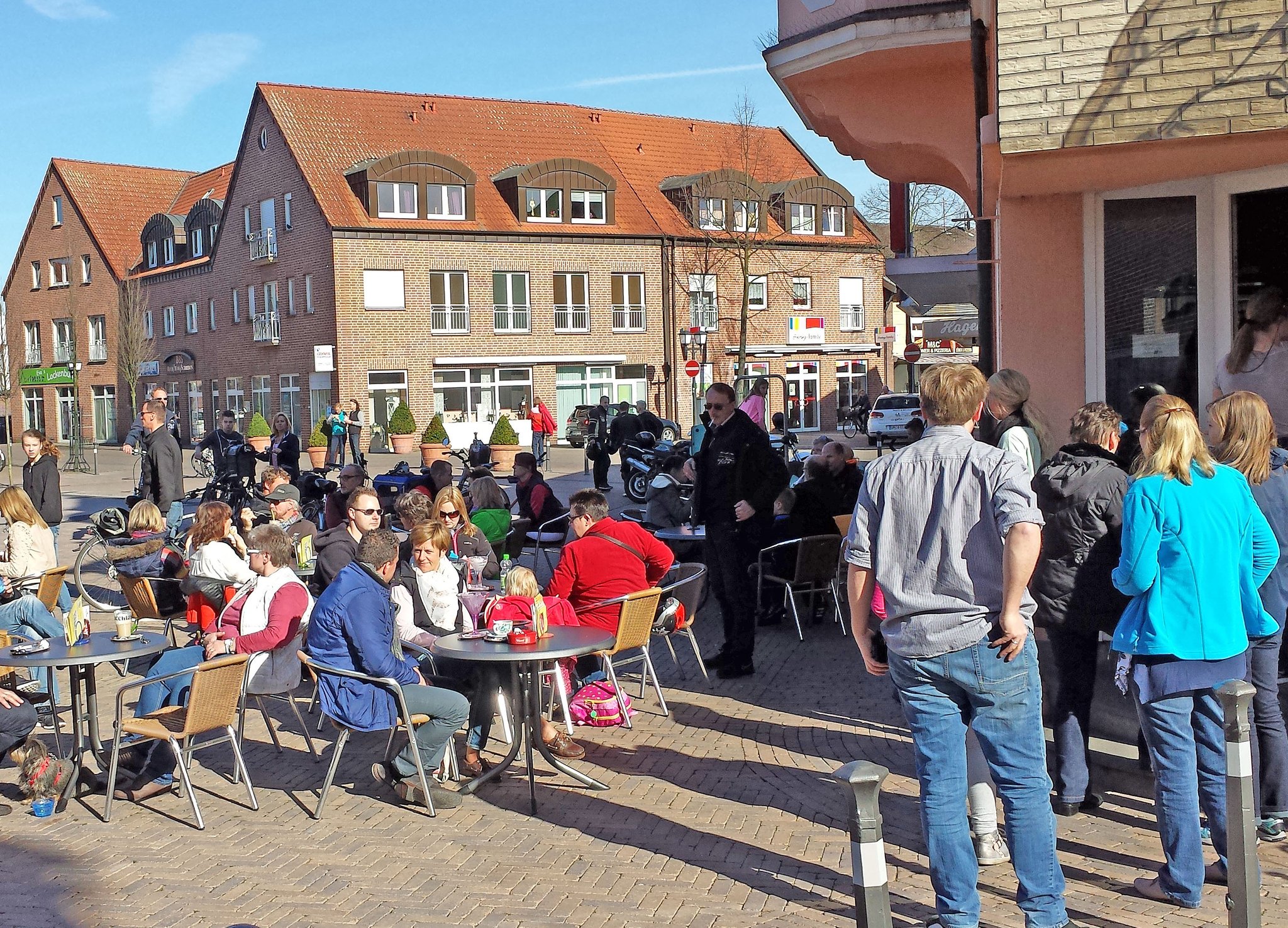 Olfen Frühling am Marktplatz alle wollen nach draußen Olfen