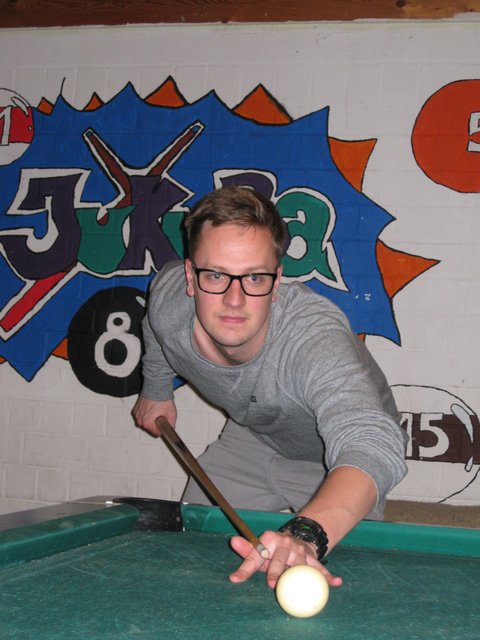 Florian Schwaab beim Billardspiel im Baumberger Jugendclub