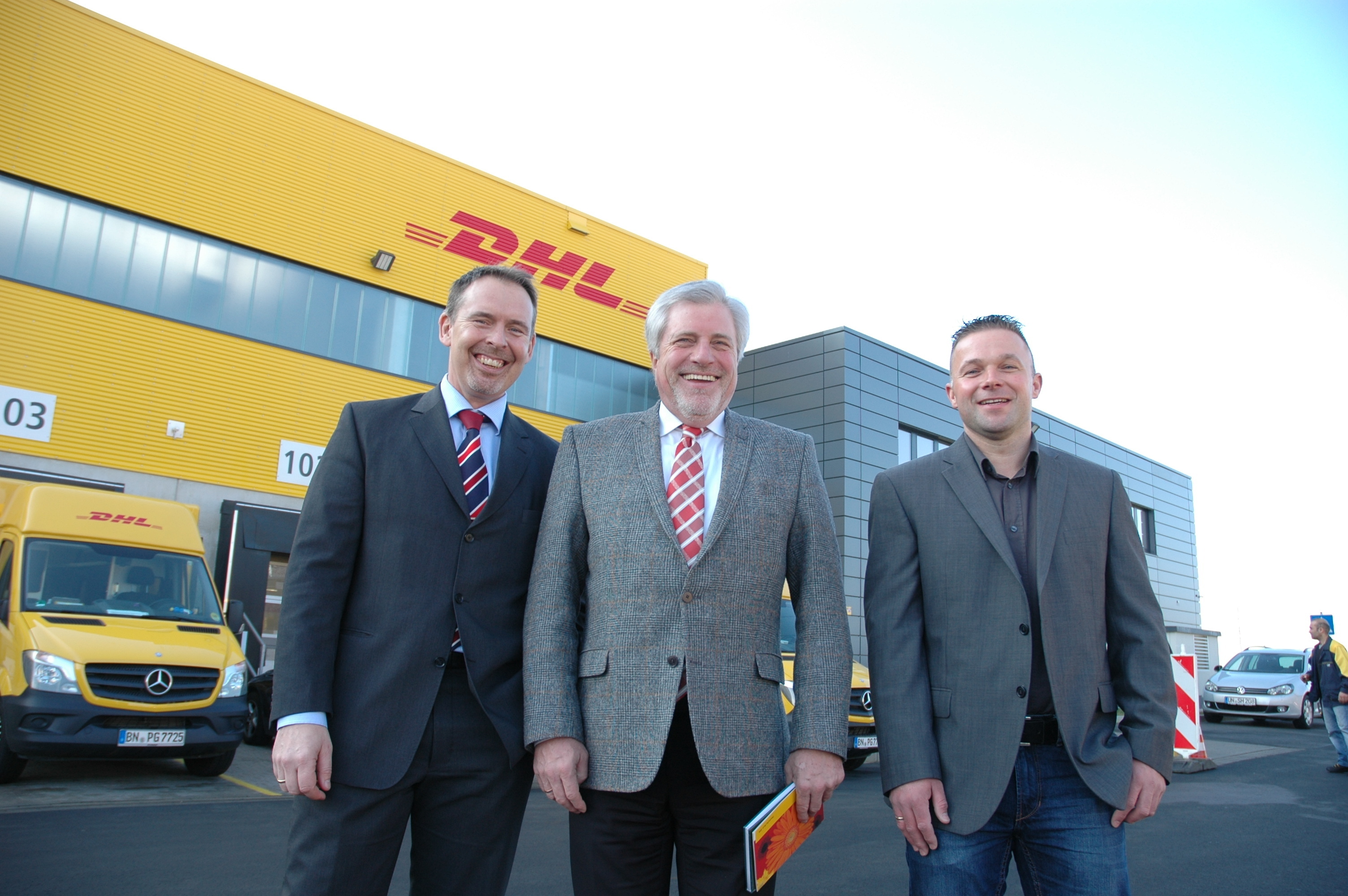 Frank Blümer, Leiter der Briefniederlassung Dortmund, Kamens Bürgermeister Hermann Hupe und Zustellenbasenleiter Sebastian Heinz.